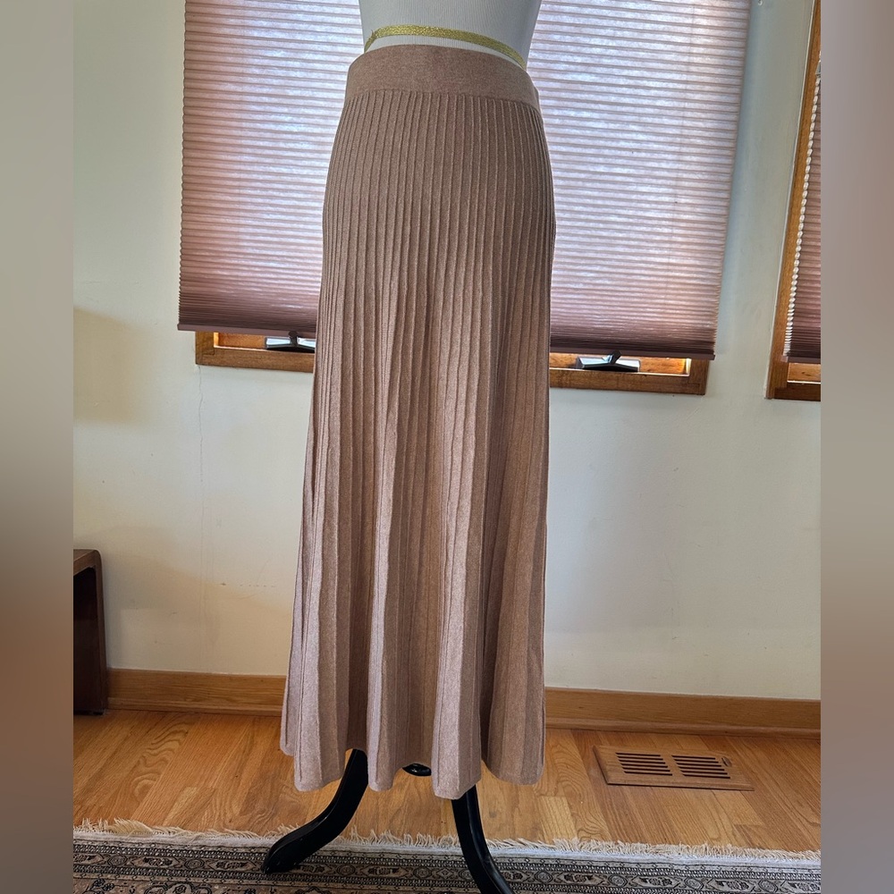 Banana Republic tan knit S skirt